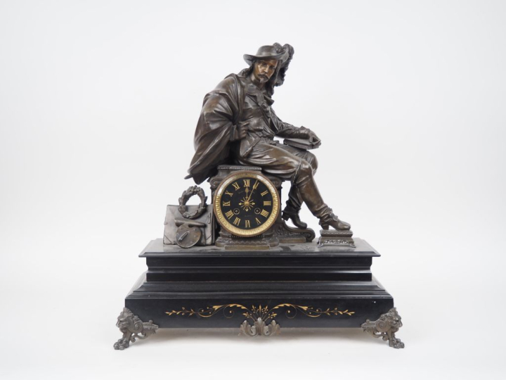Pendule Napoléon III en bronze et marbre noir figurant un mousquetaire