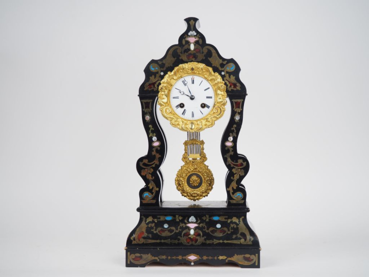 Pendule portique Napoléon III en marqueterie polychrome à décor de rin