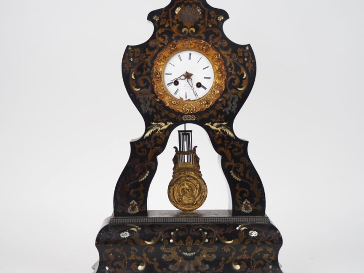 Pendule portique en bois noirci et marqueterie métallique à décor de r