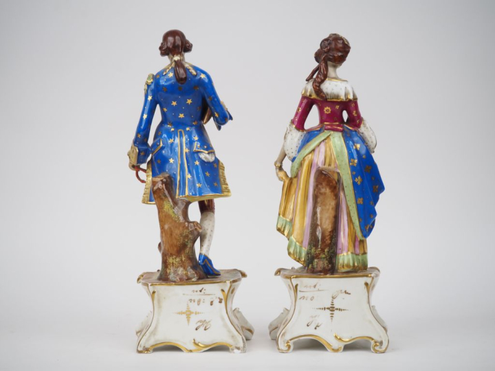 Paire de sujets XIXème en porcelaine polychrome de Paris, "élégants du