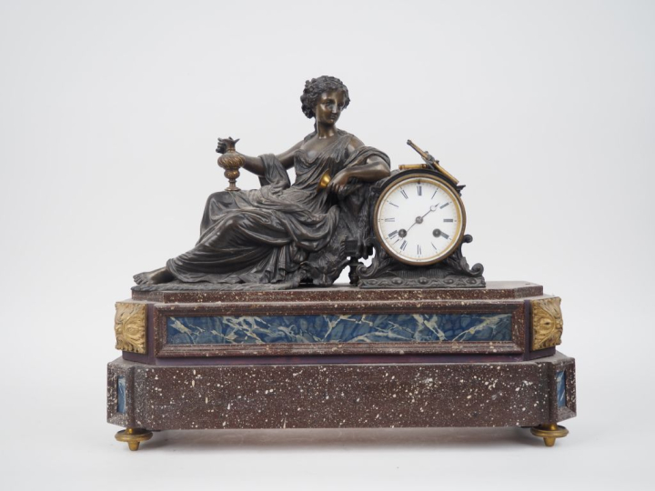 Pendule en bronze Napoléon III figurant une bacchanale sur un socle en