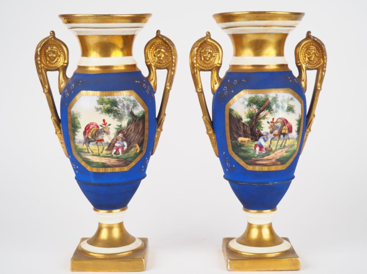 Paire de vases XIXème en porcelaine de Paris à décor dans des réserves