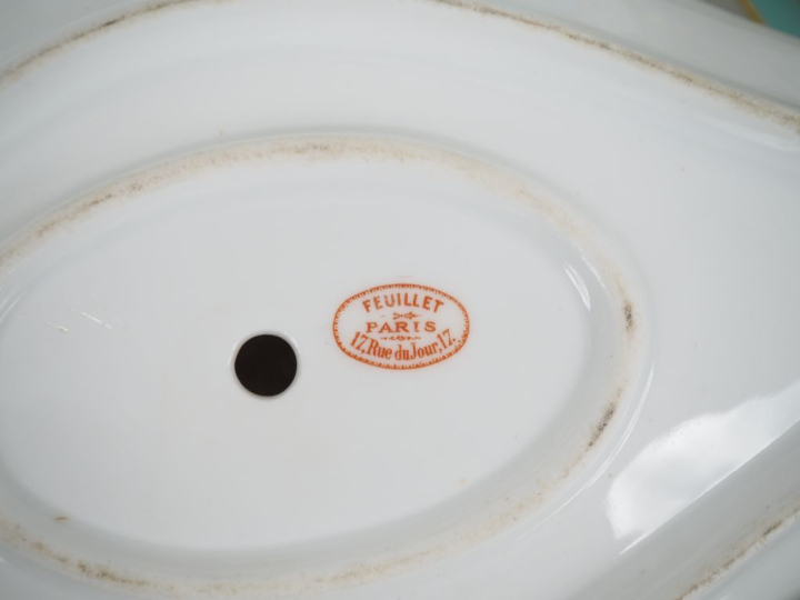 Manufacture FEUILLET à Paris. Partie de service de table en porcelaine