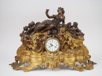 Vente aux enchères Pendule Napoléon III de style Louis XVI à patine brune et dorée à déco