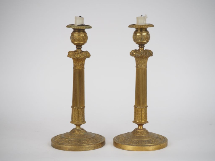 Paire de bougeoirs de style Louis XVI en bronze doré à décor de corbei