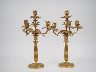 Vente aux enchères Paire de candélabres Napoléon III en bronze doré de style Louis XV à d