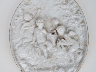 Vente aux enchères Grande plaque murale XIXème en céramique craquelée à décor en reliefs 