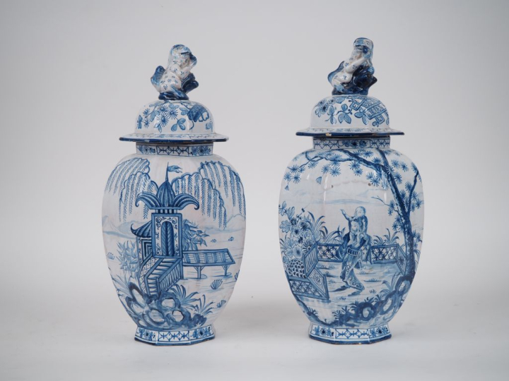 SAINT CLEMENT. Paire de vases XIXème en faience à décor bleu blanc de 