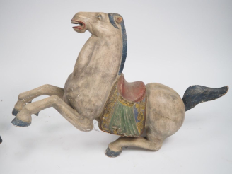 Vente aux enchères Paire de chevaux XIXème en bois sculpté polychrome. Dim. 67 x 102 x 31