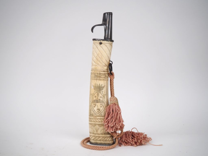 Poire à poudre XIXème en os gravée et sculptée à décor d'un scène de c