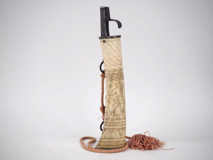 Poire à poudre XIXème en os gravée et sculptée à décor d'un scène de c