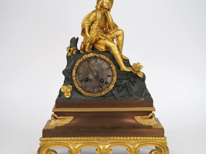 Pendule Restauration en bronze polychrome et doré à décor d'un berger 