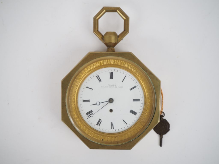 Pendulette d'alcove début XIXème en bronze et laiton. Cadran émaillé à