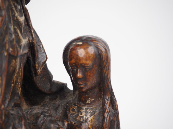 Sainte Anne enseignante en noyer sculpté avec restes de dorures et de 