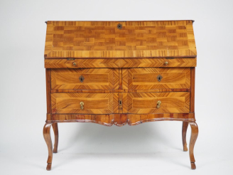 Vente aux enchères Bureau de pente XVIIIème en marqueterie de cubes et frisage ouvrant à 