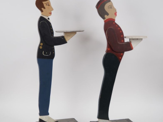 Vente aux enchères Deux serviteurs muets en bois sculpté polychrome représentant des majo