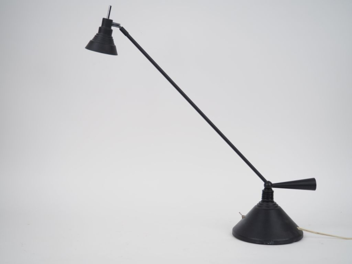 Lampe de bureau en métal noir. H. 54 cm.