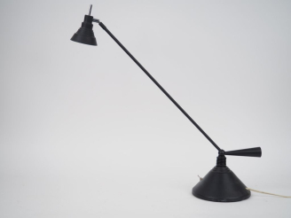 Vente aux enchères Lampe de bureau en métal noir. H. 54 cm.