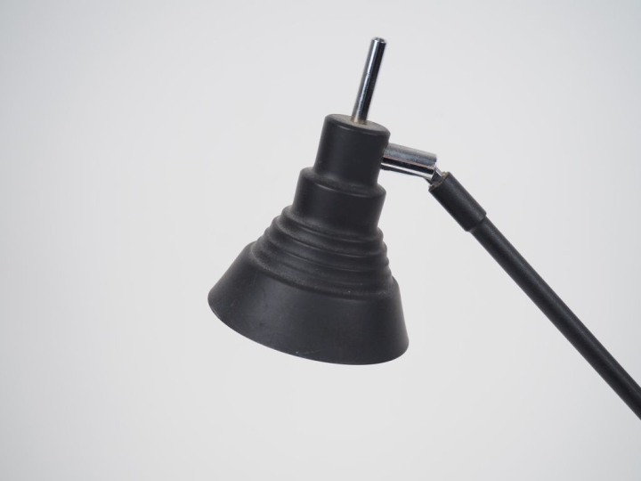 Lampe de bureau en métal noir. H. 54 cm.