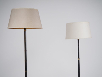 Vente aux enchères Deux lampadaires modernes en laiton et métal à l'imitation du bambou. 