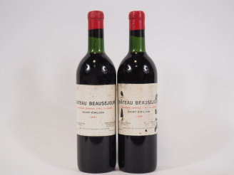 Vente aux enchères 2 BOUTEILLES CHÂTEAU BEAUSÉJOUR 1er GCC ST EMILION - 1961 - BG/BOUCHON