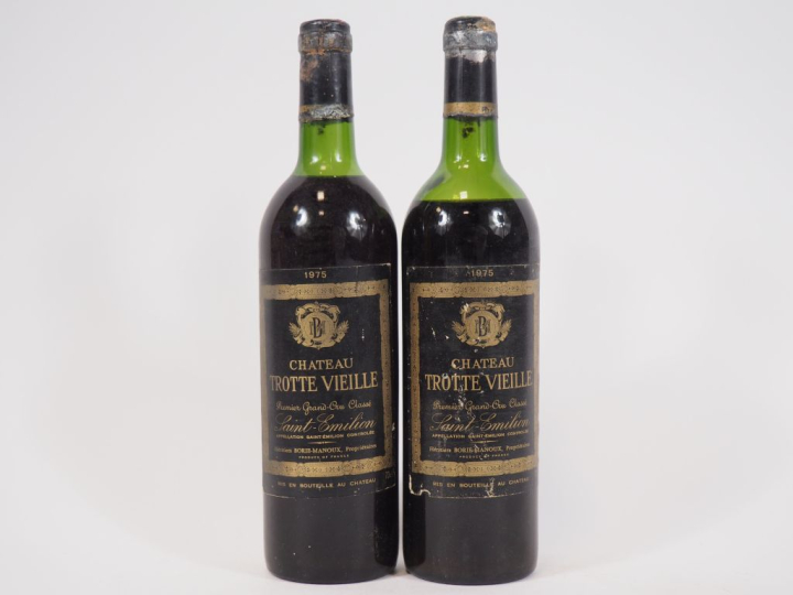 2 BOUTEILLES CHÂTEAU TROTTE VIEILLE 1er GCC ST EMILION - 1975 - 1 LB/1