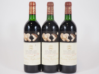 Vente aux enchères 3 BOUTEILLES CHÂTEAU MOUTON ROTHSCHILD 1er GCC PAUILLAC - 1986 - LB/1 