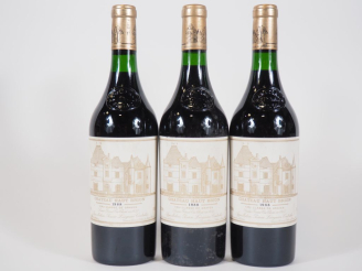 Vente aux enchères 3 BOUTEILLES CHÂTEAU HAUT BRION 1er GCC GRAVES - 1988