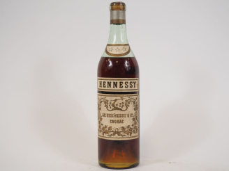 Vente aux enchères 1 VIEILLE BOUTEILLE COGNAC HENNESSY ***