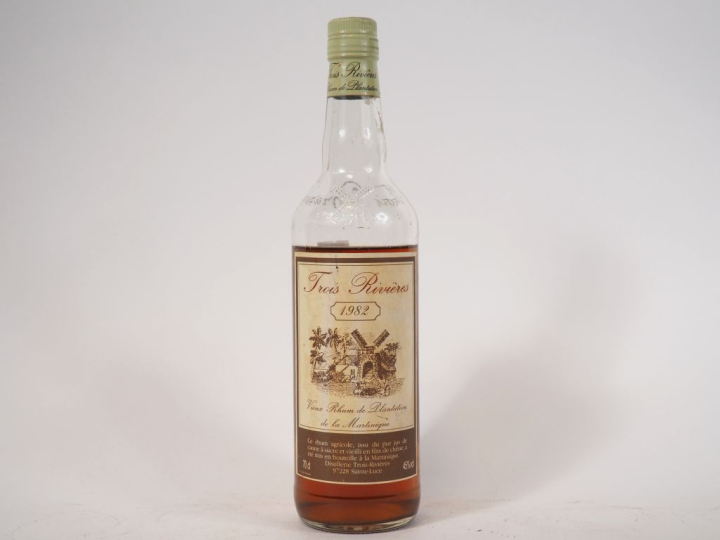 1 BOUTEILLE RHUM TROIS RIVIÈRE - 1982 - NIVEAU BAS