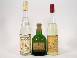 Vente aux enchères 3 BOUTEILLES : 1 EAU DE VIE FRAMBOISE J. DANFLOU 48° - 1 EAU DE VIE PO