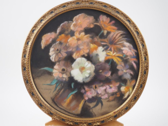 Vente aux enchères A. DE PANAT.  "Bouquet de fleurs" Pastel en tondo, signé en bas à gauc