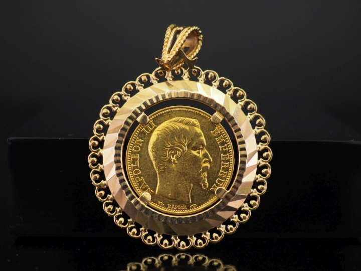Pendentif en or jaune 750, serti en son centre d'une pièce de 20 Franc