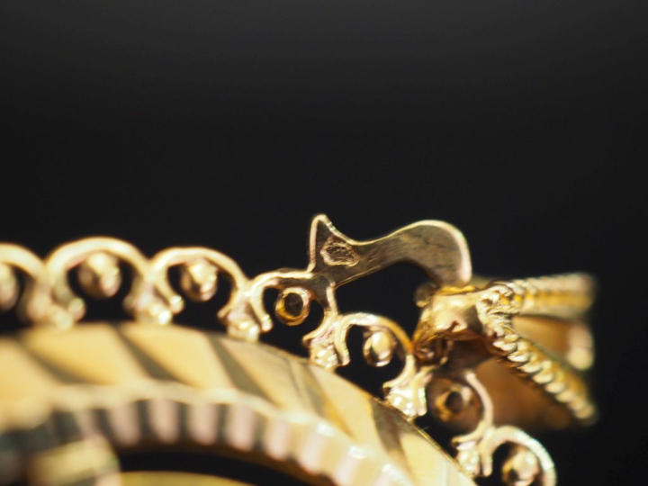 Pendentif en or jaune 750, serti en son centre d'une pièce de 20 Franc