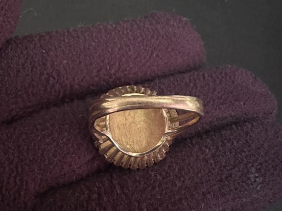 Bague en or jaune 750, sertie en son centre d'une pièce de 10 Francs o