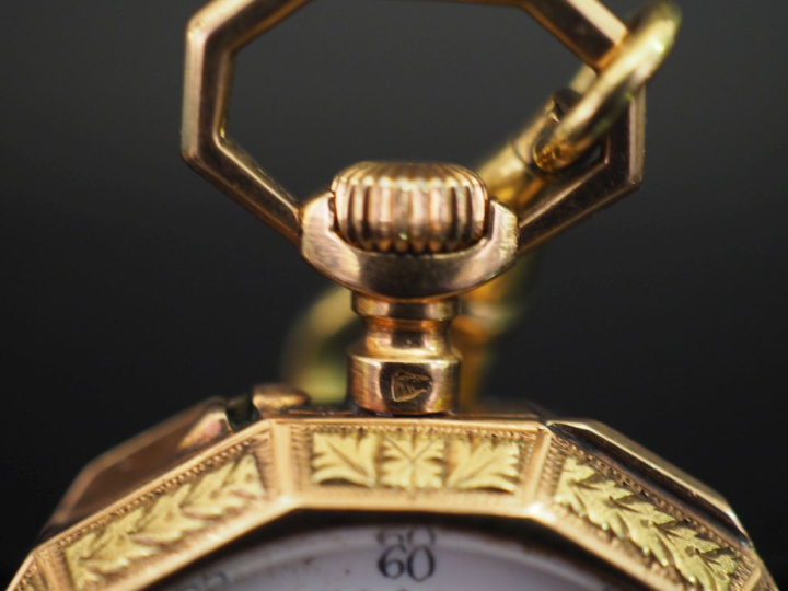 Montre de col Napoléon III à pans coupés en or 750.  Cadran à chiffres