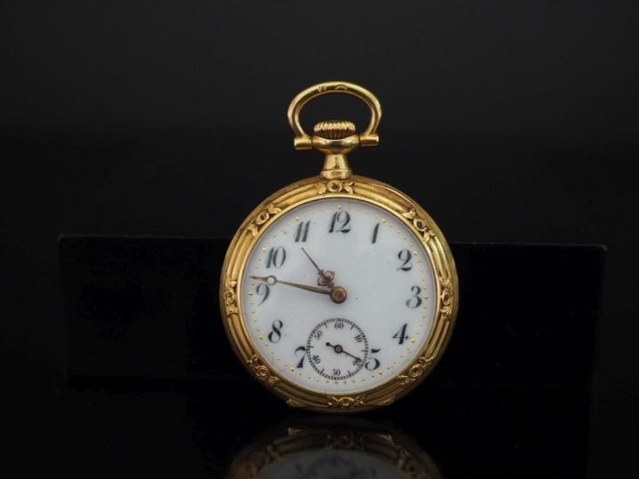 Montre de col en or jaune 750. Cadran à chiffres romains pour les heur