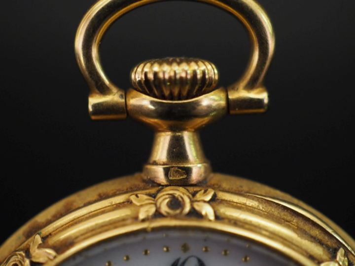 Montre de col en or jaune 750. Cadran à chiffres romains pour les heur