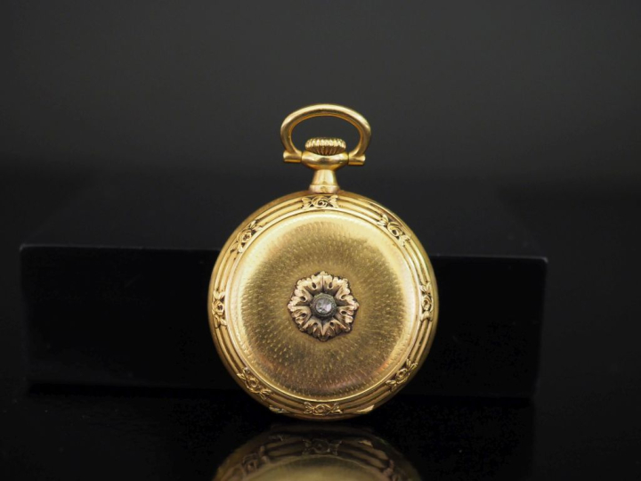 Montre de col en or jaune 750. Cadran à chiffres romains pour les heur