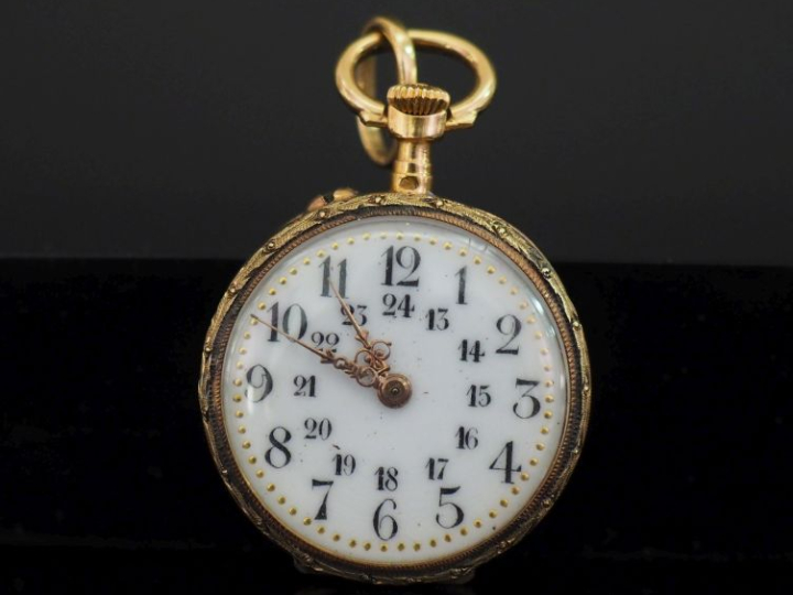 Montre de col Napoléon III en or 750. Cadran à chiffres arabes pour le