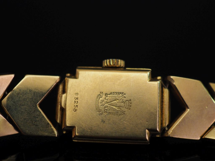 Montre bracelet de style 1940, boitier et bracelet en or jaune 750.  C