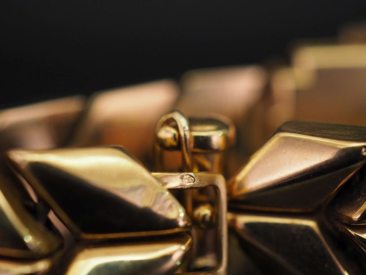 Montre bracelet de style 1940, boitier et bracelet en or jaune 750.  C