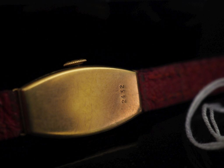 JUVENIA Montre bracelet de dame, boitier à bords arrondis en or jaune 