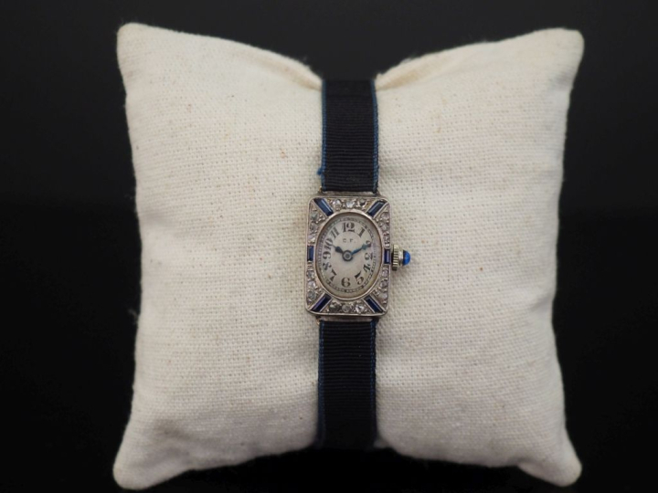 Ravissante montre bracelet de style Art déco en or blanc 750, sertie d