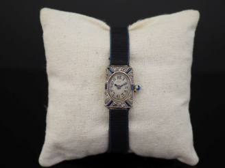 Vente aux enchères Ravissante montre bracelet de style Art déco en or blanc 750, sertie d
