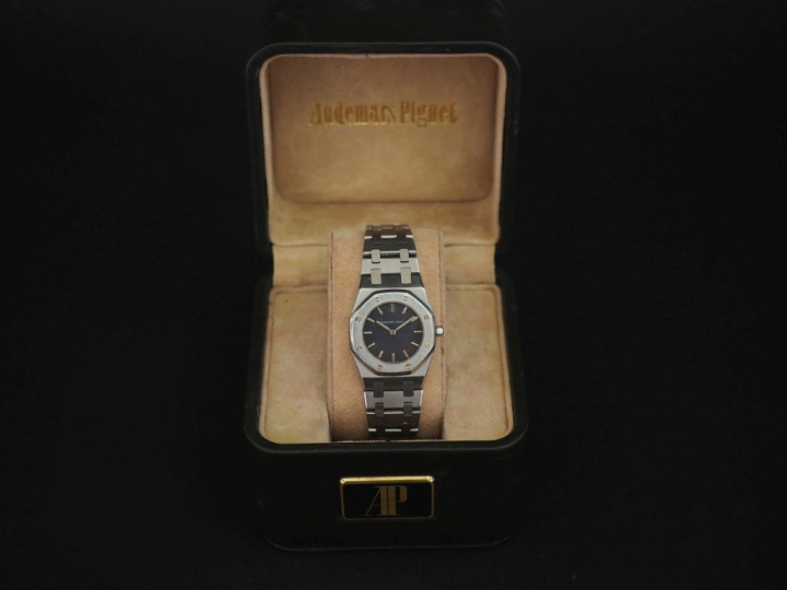 AUDEMARS PIGUET Royal Oak No. 382 Montre bracelet de dame en acier Boî