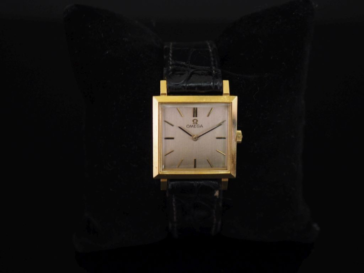 OMÉGA Boitier No. 111023 Mouvement No. 20243754 Montre bracelet en or 