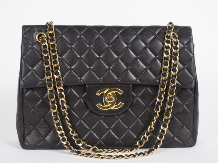 CHANEL, Paris Sac en cuir matelassé noir, modèle maxi Jumbo. Fermeture