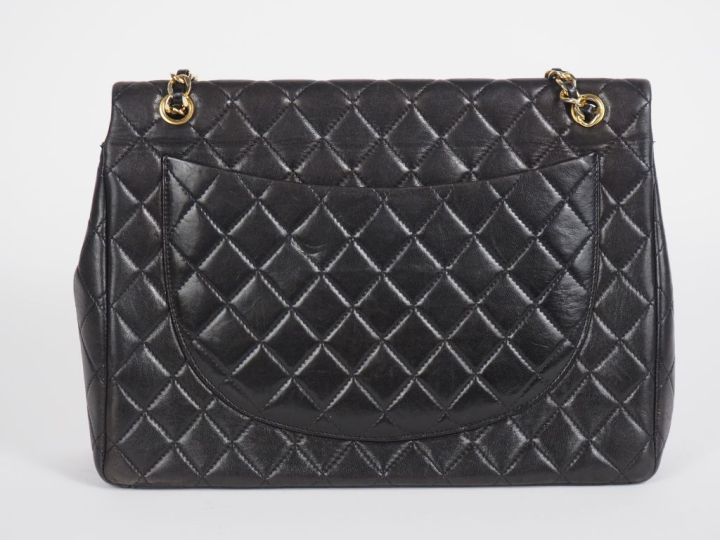 CHANEL, Paris Sac en cuir matelassé noir, modèle maxi Jumbo. Fermeture