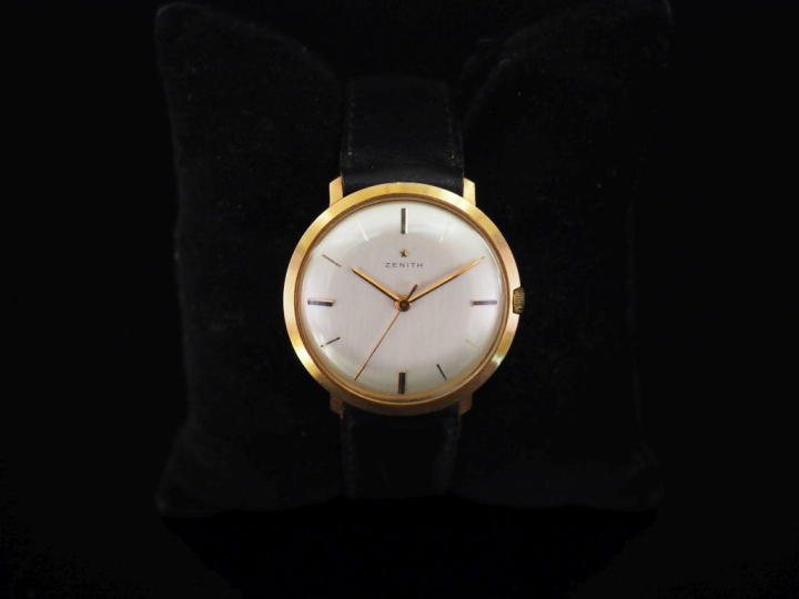 ZENITH,  Montre bracelet en métal doré. Cadran à index bâtons pour les